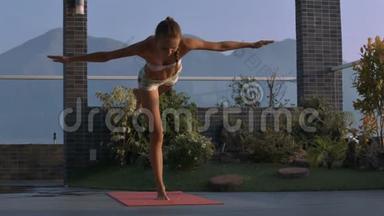 女孩做瑜伽平衡运动屋顶酒廊