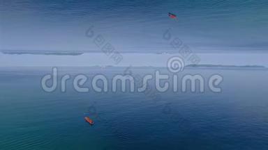 澄碧的海面上带着涟漪和落寞的红船，镜面视界效果.. 媒体。 美丽平静的海水