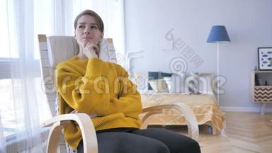 思考中年妇女坐在<strong>休闲椅</strong>上，集思广益