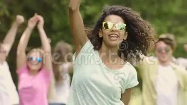 年轻的双种族歌手跳舞，在一套音乐视频上唱歌，名声，受欢迎