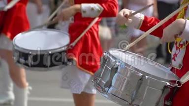 女手的特写，鼓手在敲他们的棍子鼓。 <strong>街头表演</strong>：
