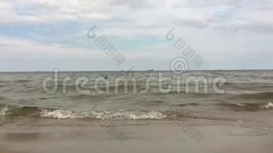 波罗的海的波浪在沙滩上翻滚。