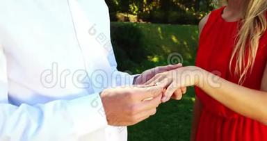 男人把订婚戒指戴在女人的手指上