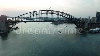 日出期间<strong>悉尼海港大桥</strong>的电影无人机镜头。
