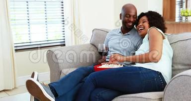 一对夫妇在客厅4k看电视时吃零食