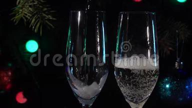 两杯香槟洒在节日气氛上。 慢动作。 关门