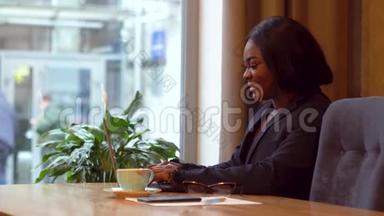 非裔美国女商人用手提电脑和文件工作。 忙碌的女人在网上银行<strong>理财</strong>