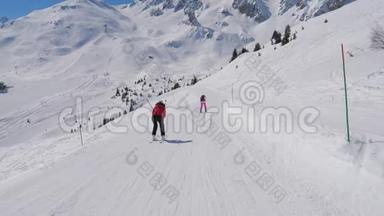 两个女滑雪者在冬季滑下<strong>理想</strong>的山坡