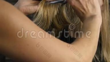 女理发师做理发特写.. <strong>剪发</strong>器。 发型和修复。 理发师修剪头发