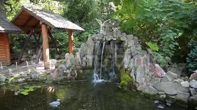 花园里有喷泉和金鱼的装饰池