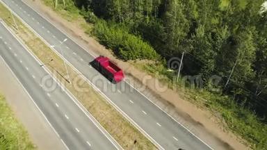 红色卡车沿着公路向远处的城市移动