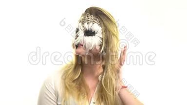 <strong>身体艺术</strong>猫头鹰在女孩的脸上，这是用她的手纠正头发。 动物化妆