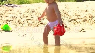 沙滩上的小女孩在玩水壶
