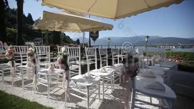 在意大利举行的带有鲜花和装饰品的<strong>公开</strong>仪式上的白色结婚椅