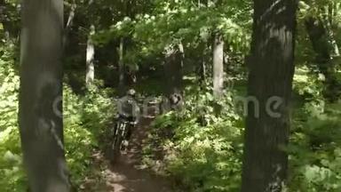 骑自行车骑在森林山上。 骑自行车的人骑着下坡自行车