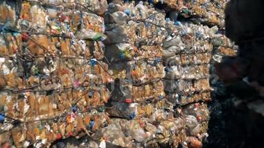 一包塑料垃圾包含在户外垃圾沉积物中。 回收工厂。