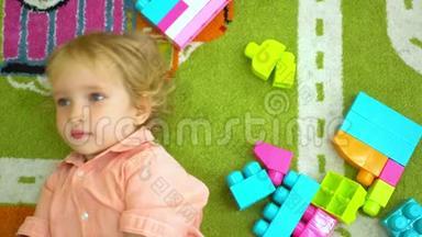 幼儿园幼儿发展中玩多种颜色积木可爱幼儿的俯视图