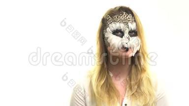 <strong>身体艺术</strong>猫头鹰在女孩的脸上，试图使她的头360度。 动物化妆