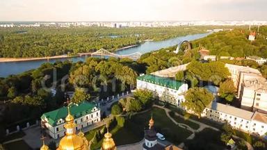 美丽的金基耶夫乌克兰圣迈克尔`金镶玉修道院。 从上面看。 空中录像。 景观