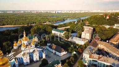 基辅乌克兰圣迈克尔金色圆顶修道院。从上面看。空中录像。Dnipro景观城市视图