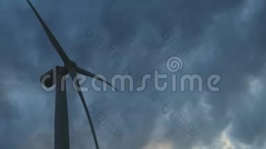 克里米亚大型<strong>风电</strong>场中的风力涡轮机。 可再生<strong>能源</strong>生产.. 乌云密布。 的概念
