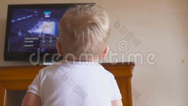 男孩看电视。 <strong>篮球比赛</strong>