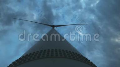 克里米亚大型风电场中的风力涡轮机。 可再生能源生产.. 乌云密布。 的概念