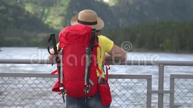 那个带着红色背包的旅行者的女人到过山河的斜拉桥要<strong>花钱</strong>。
