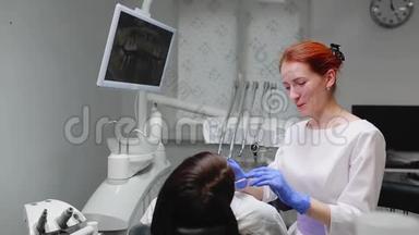 戴着蓝色手套和白色外套的女医生走近病人的椅子，用X光和仪器