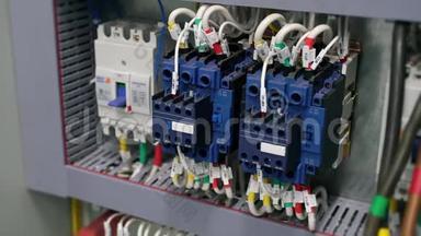 电气<strong>箱</strong>包含多个端子，继电器，电线和开关.. 制造与安装理念..