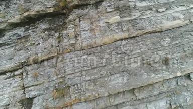 悬崖近景。 <strong>灰</strong>色和黄色岩<strong>石纹</strong>理与小岩石。