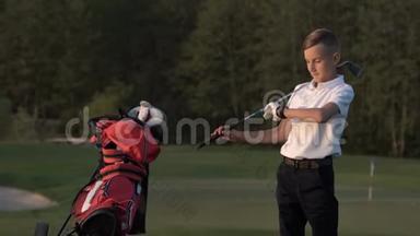 年轻的高尔夫球手在高尔夫球场等待射门时坐立不安