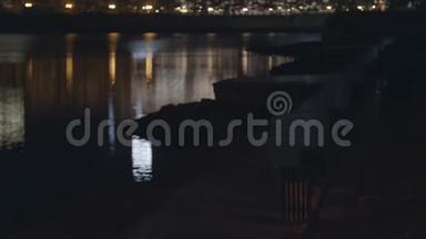 空沥青人行道附近河道，城市夜间.. 库存录像。 美丽的夜晚城市景观与堤岸