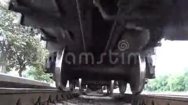 列车在列车视频下移动底视图