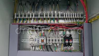 电气<strong>箱包</strong>含多个端子，继电器，电线和开关.. 制造与安装理念..