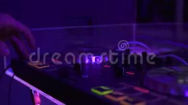 专业DJ设备，用于混合和记录夜总会<strong>舞蹈晚会</strong>上的室内音乐。 关闭音响设备和