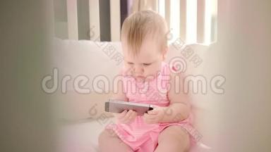 宝宝玩智能手机。 小女孩看手机卡通