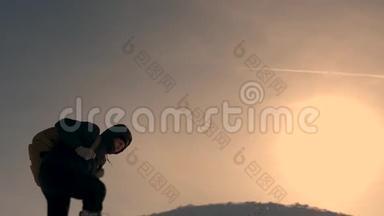商务人员的团队合作。 三个登山者在一座白雪覆盖的小山上一个接一个地爬。 商务人员团队