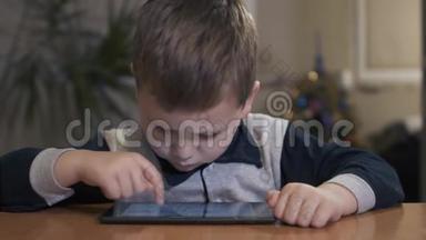 快乐的小男孩在平板电脑上上网