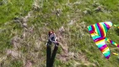 那个女孩带着风筝在绿色的田野上<strong>奔跑</strong>。 欢<strong>声</strong>笑语，喜庆的心情.. 家庭假日。