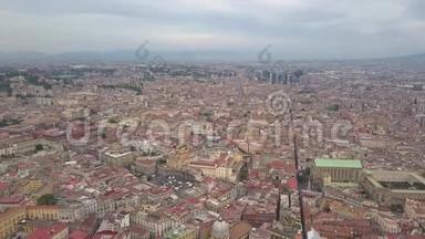 从飞机上看到那不勒斯，在无人机上拍摄的视频。 城市全景..