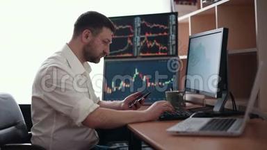 穿着白色衬衫的股票经纪人正在一个有显示屏的<strong>监控室</strong>工作。 证券交易所交易外汇融资