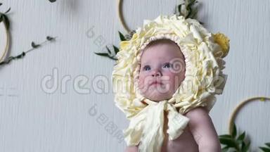 漂亮的婴儿在摄影特写镜头前戴着黄色头饰的姿势