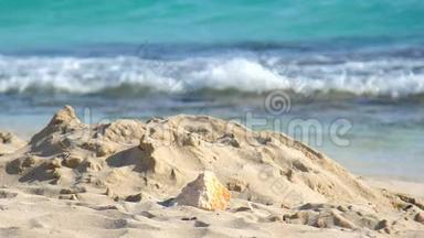 夏天沙滩上有海浪。 沙滩上的沙堆。 桑迪海滨