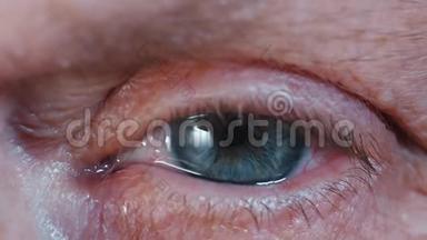 瞳孔的收缩.. 中年妇女美丽的蓝色<strong>眼睛</strong>虹膜。 有<strong>皱纹</strong>的老祖母的窥视。 宏观