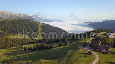 多洛米茨<strong>令人惊叹</strong>的空中景观。 在栀子弥赛夫。 山谷底部的雾。 意大利南蒂罗尔的阿尔塔·巴迪亚