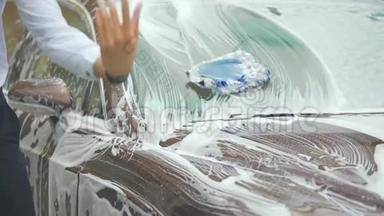 给司机洗车和甩手上的泡沫，洗车服务