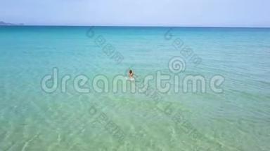 快乐的女人享受<strong>海水</strong>在夏季海滩无人机视野。 女子乘坐绿松石<strong>海水</strong>在天堂海滩鸟瞰。