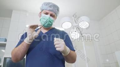 医生戴着无菌白手套，脸上戴着口罩，在医院检查医疗器械。 <strong>外科</strong>医生