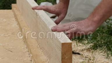 男木匠检查木板的质量.. 在木刨机上工作的人。 4K